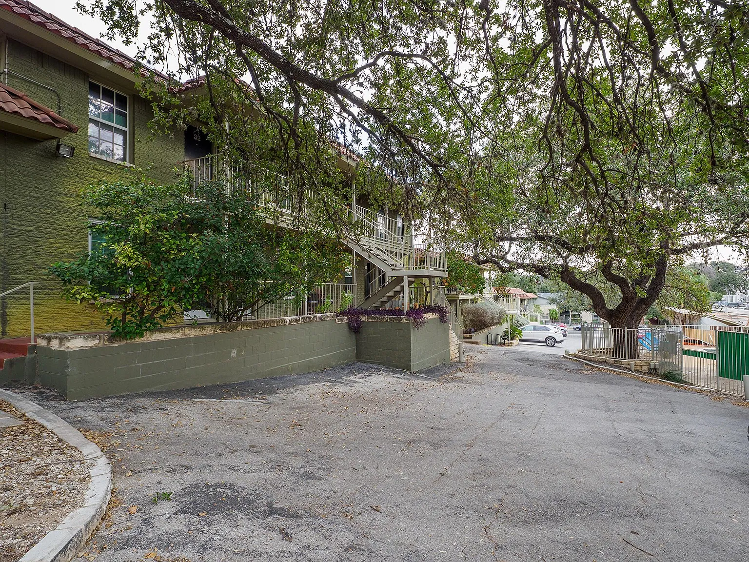 2 bed, 1.5 bath, 964 sqft, $2,100 — Photo 2