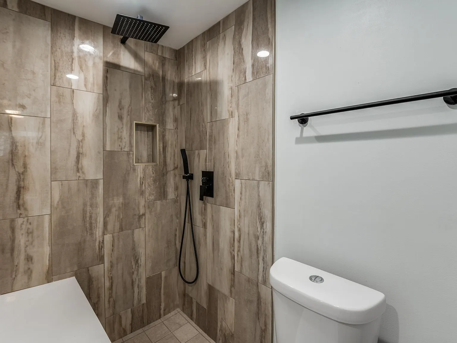 3 bed, 1120 sqft, $2,000 — Photo 3