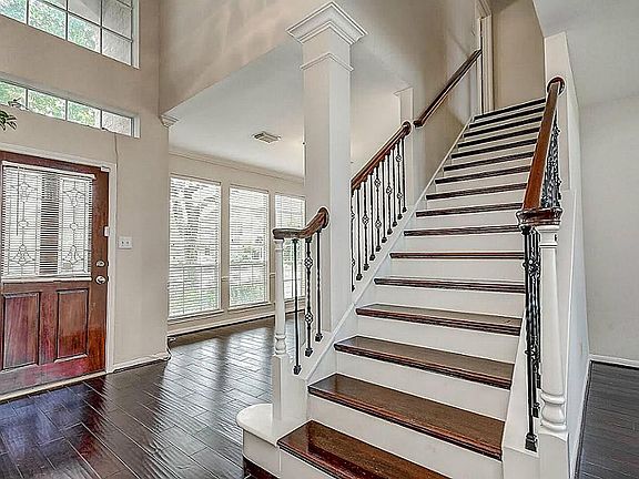 4th image of 5911 Parkwood Pl