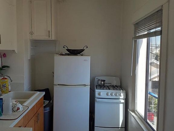4th image of 350 W 14th St
