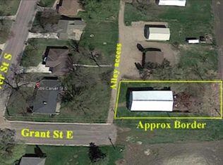 E Grant St, Winthrop, MN 55396