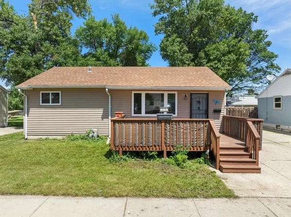 1516 Wildwood Ave, Minot, ND 58703