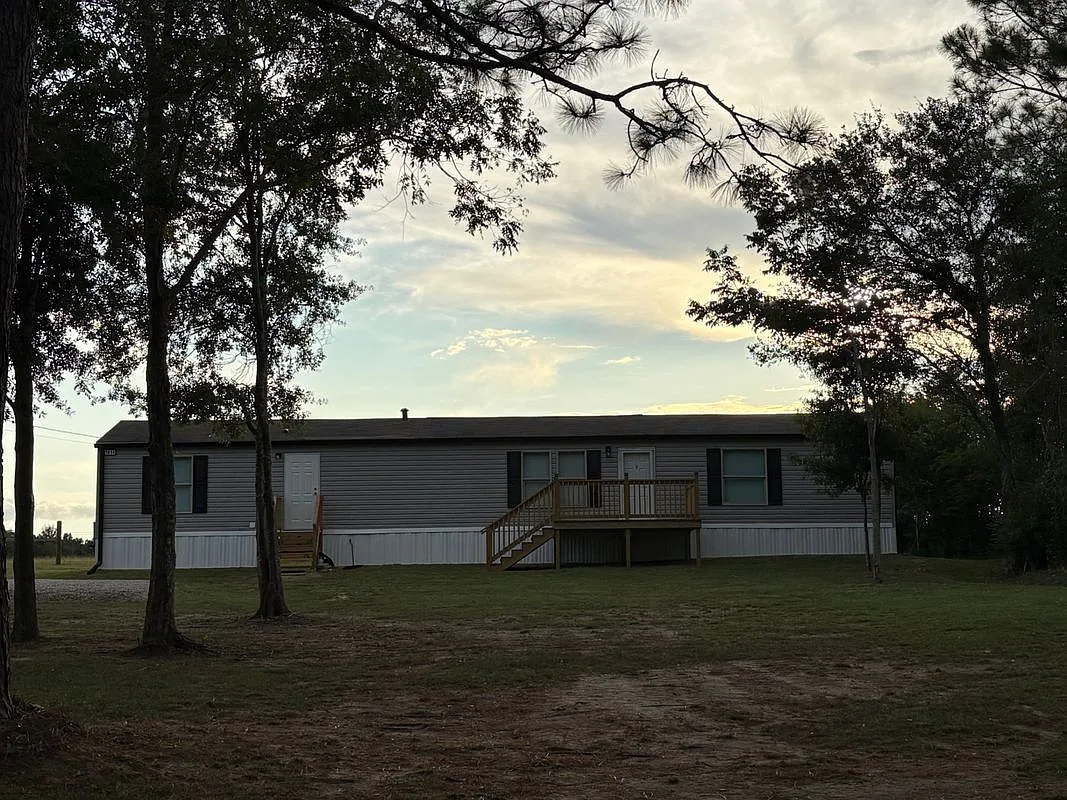 3 bed, 2.0 bath, 1100 sqft, $1,292 — Photo 1