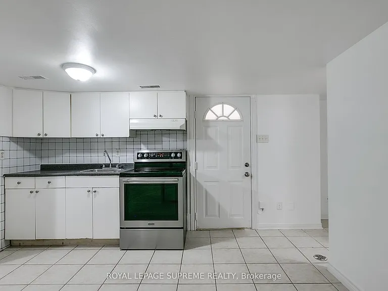 422 Oakwood Ave #BASEMENT — Photo 2