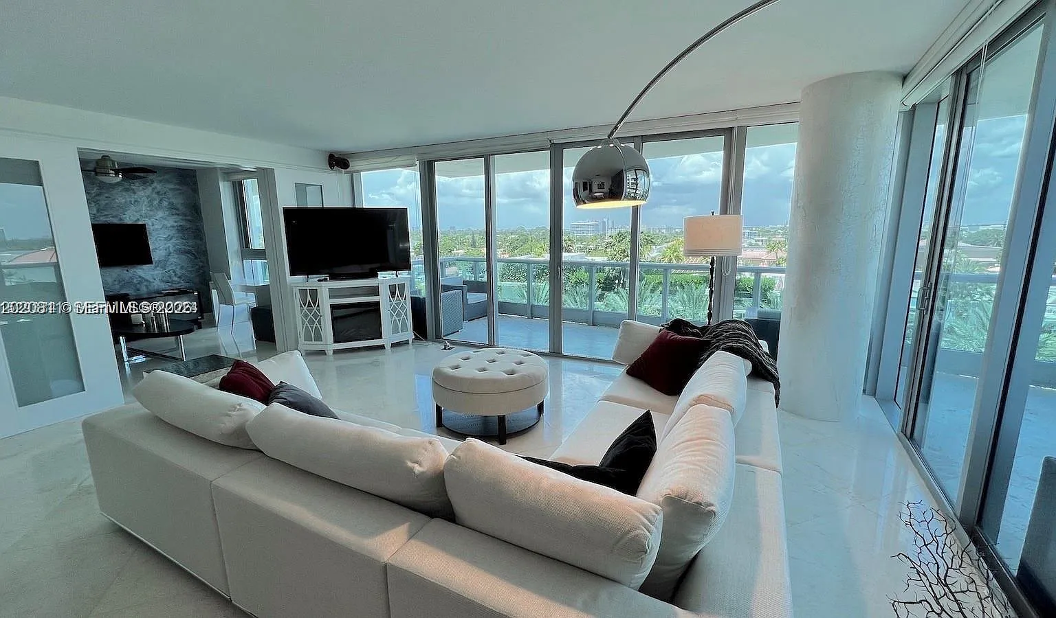 Azure Condo — Photo 3
