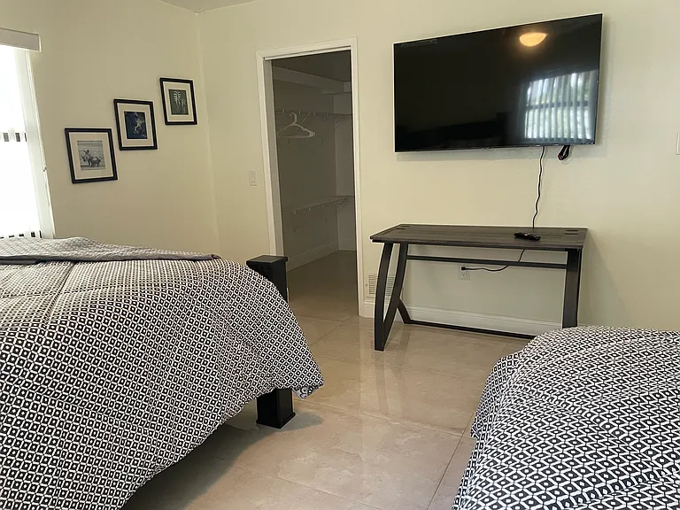 Cresthill Dr — Photo 10