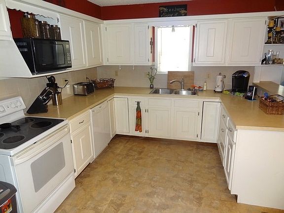 5th image of 218 E Berry Ave