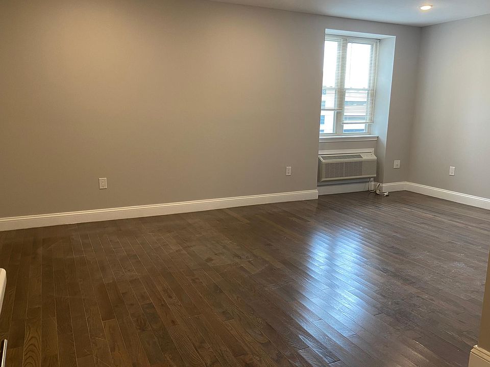 2nd image of 1426 Callowhill St #308