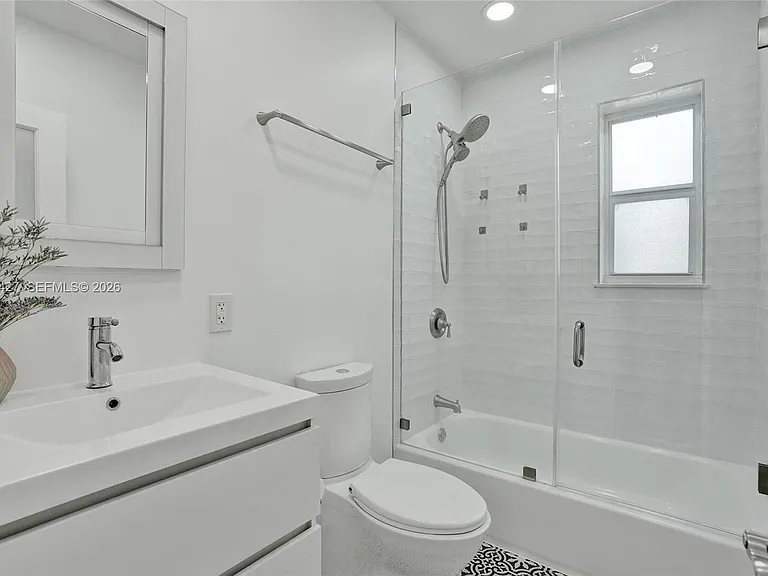 213 NE 43rd St — Photo 18
