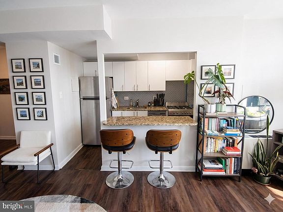 4th image of 1260 21st St NW APT 1000