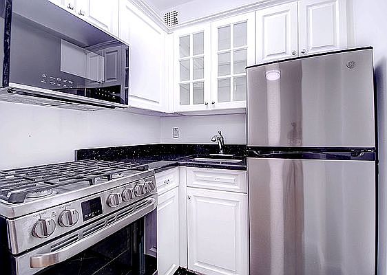 2nd image of 10 W 74th St APT 6c