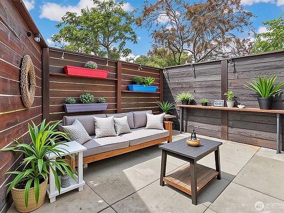 Fabulous secluded patio.>