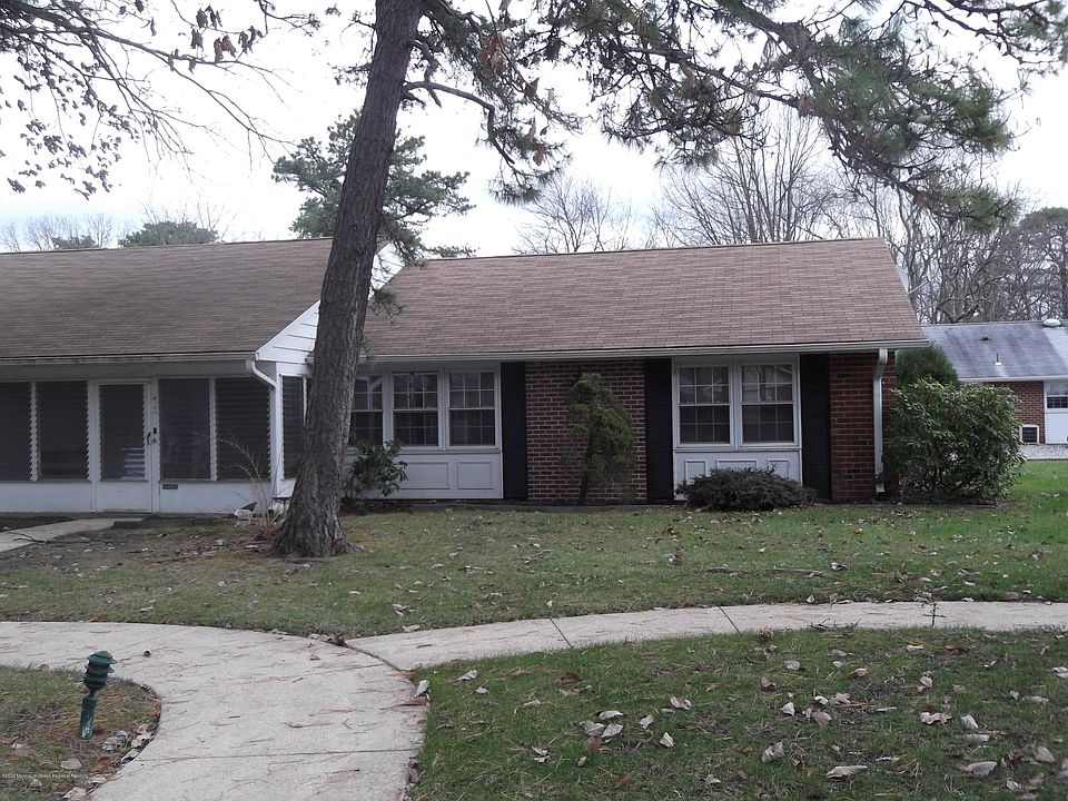 1st image of 815D Balmoral Ct #1004