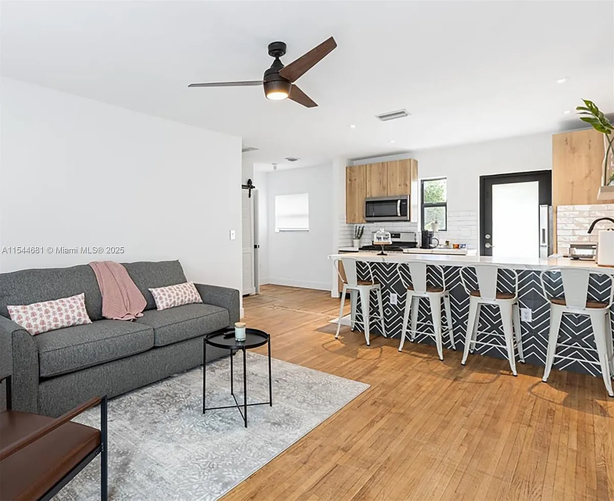 Building Photo - 740 SW 9th St #1