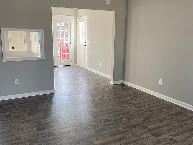 213 Riverwood Dr — Photo 2