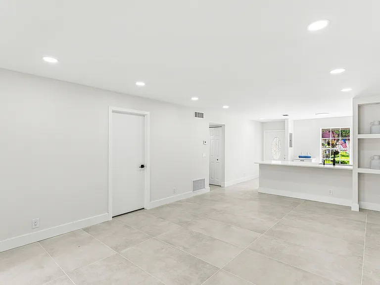 733 Nantucket Cir — Photo 12