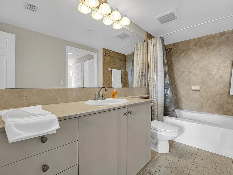 100 NE 6th St #203 — Photo 17