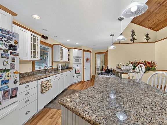 3rd image of 326 Midlakes Blvd