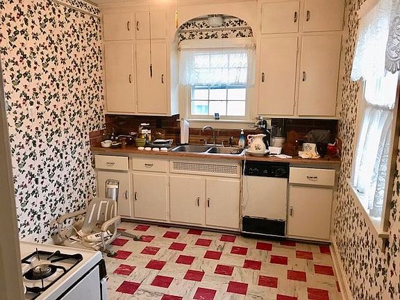 4th image of 228 E Elmwood Ave