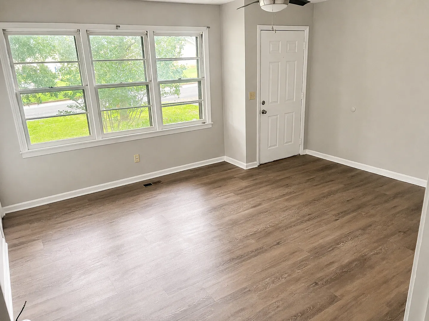 Move in Special! 2BD/1BA Close to UAH — Photo 3