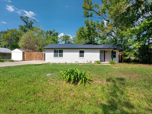 319 Pecan St, Timpson, TX 75975