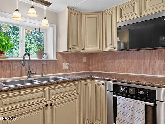 5th image of 405 Sand Ridge Road