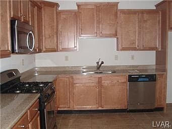 3rd image of 892 Graystone Cir