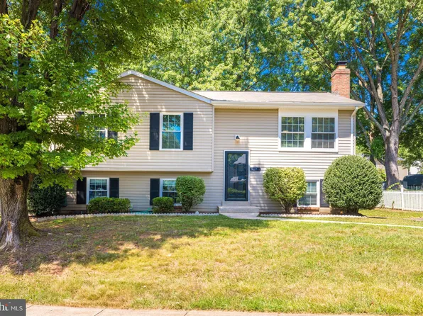 5627 Roundtree Dr, Woodbridge, VA 22193