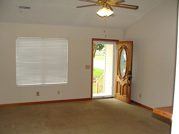 4th image of 307 Sussex Ct