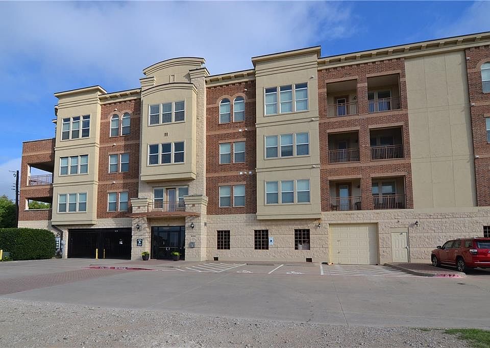 1st image of 800 E 15th St Unit 305