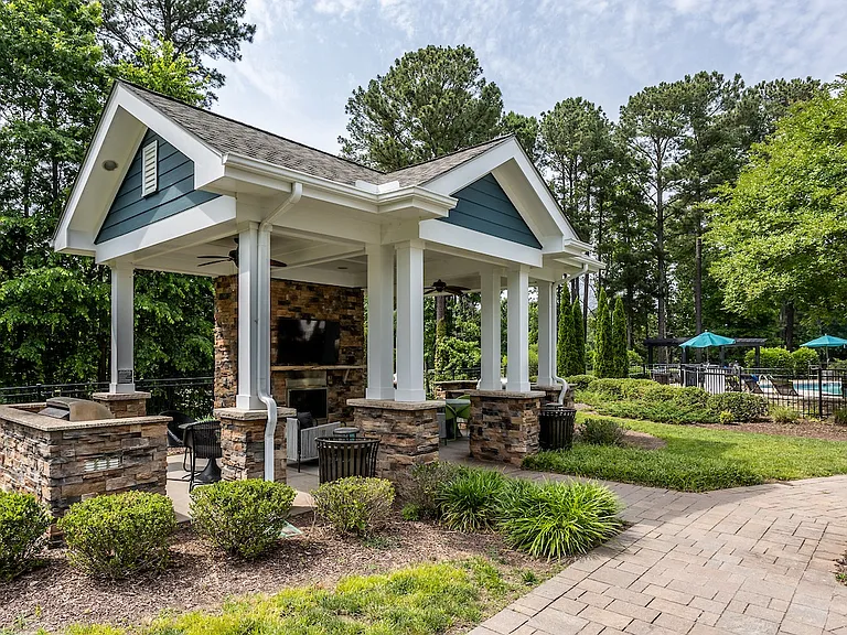 Summerhouse with Fireplace, TV, and Grills
