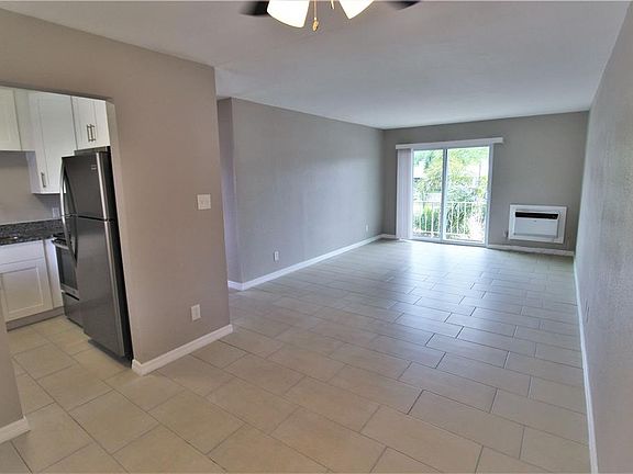 4th image of 3001 Bee Ridge Rd #201