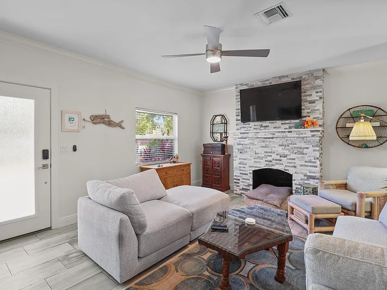 301 Hawthorne Dr — Photo 32