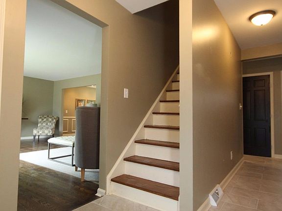 2nd image of 1009 Pinehollow Ln