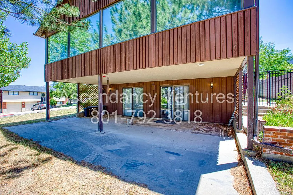 706 Buzianis Way — Photo 2