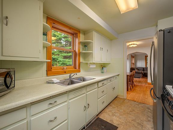 3rd image of 5951 Forest Ln