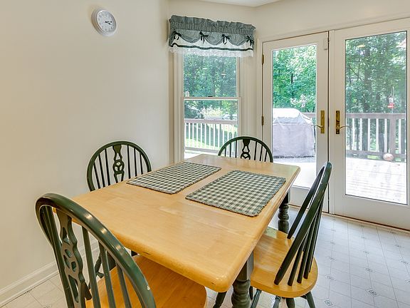 Breakfast area with walkout