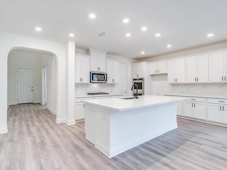 9836 Derbyshire Dr — Photo 42
