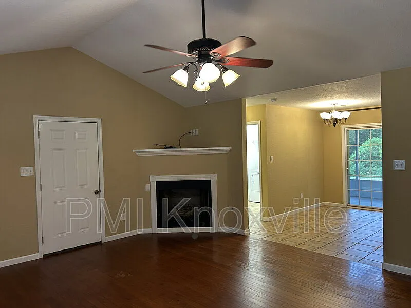 3 bed, 2.0 bath, 1316 sqft, $1,950 — Photo 2