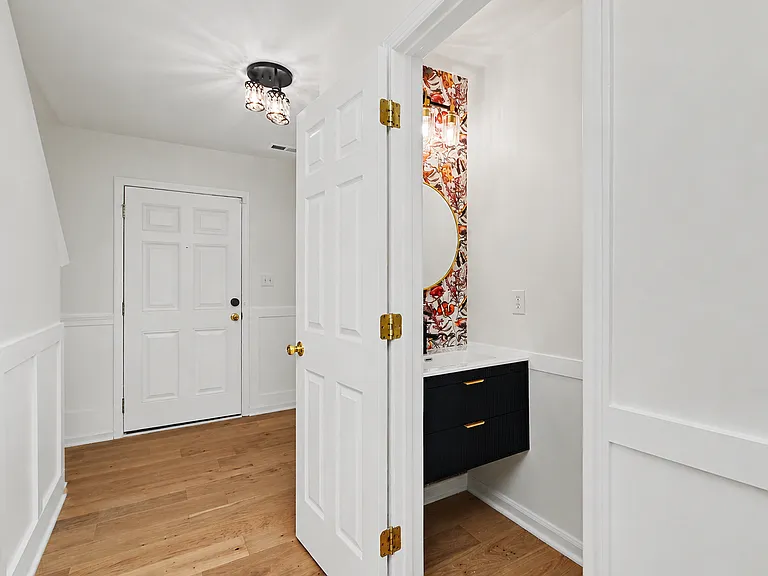 9819 Aventide Ln — Photo 2