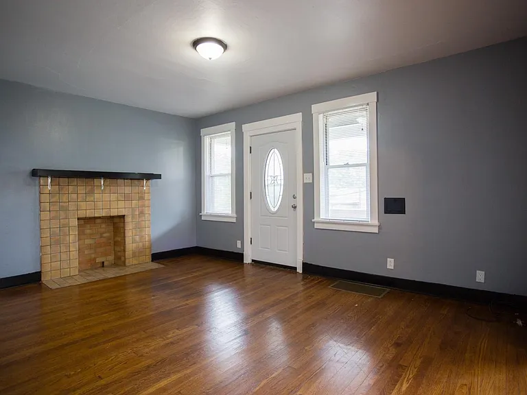 2425 Saranac Ave — Photo 3