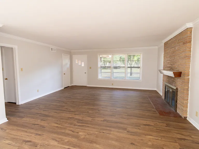 2400 Hampstead Ln — Photo 6