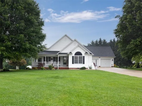 104 Windsor Park Dr, Dobson, NC 27017