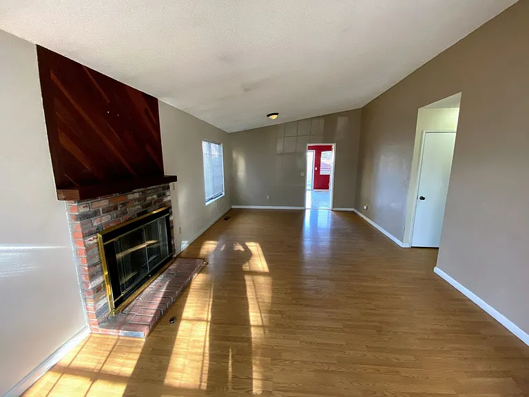 1530 Burnside Ct — Photo 2
