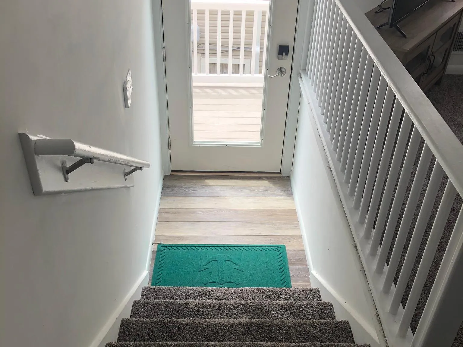 215 Simpson Ave — Photo 4