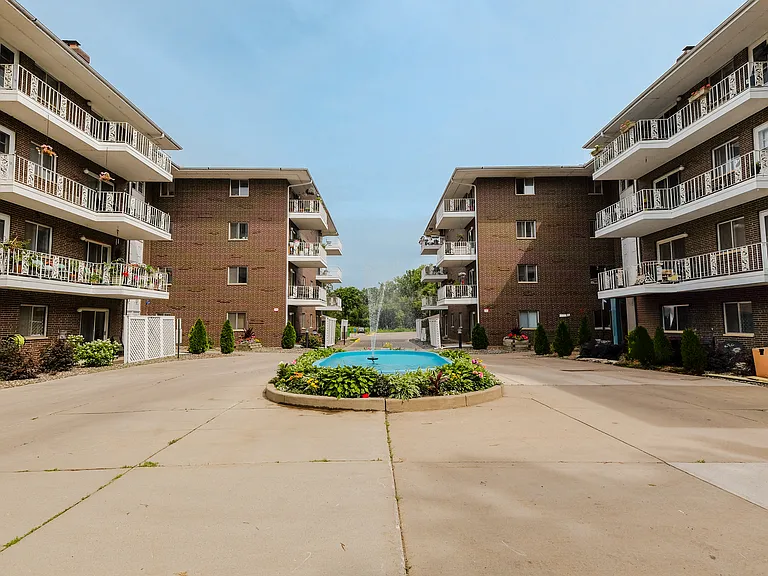 Parkview Court — Photo 31