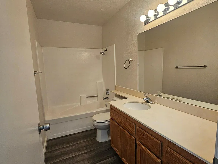 Mission West Luxury Apartments — Photo 9