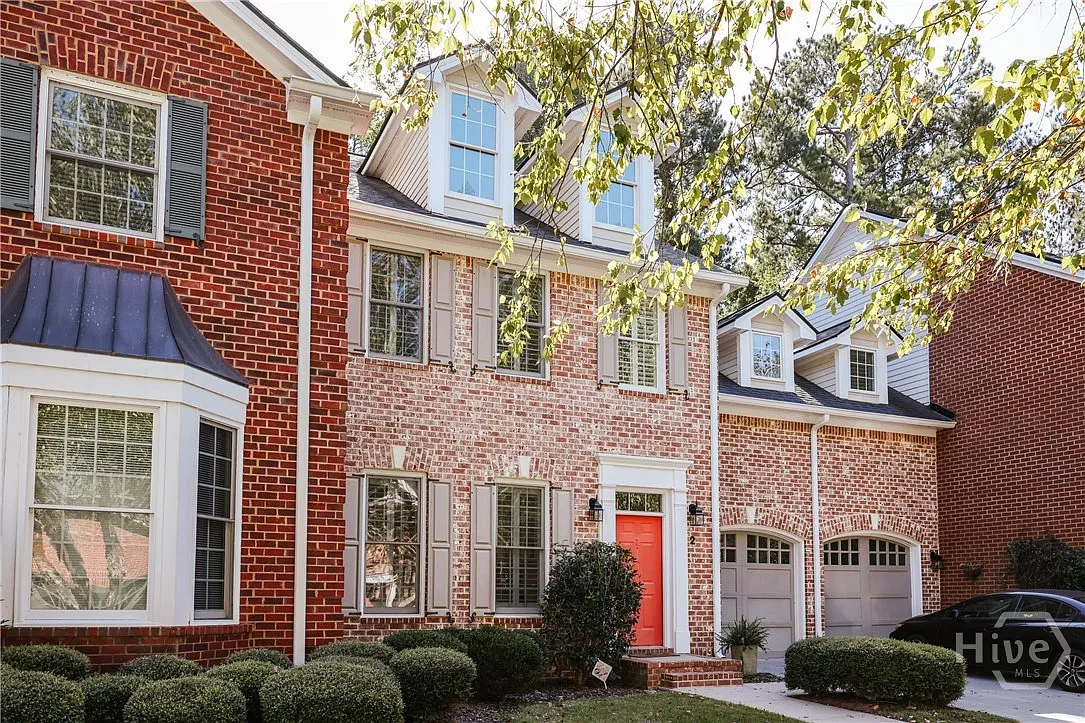 3 bed, 2.5 bath, 2175 sqft, $2,200 — Photo 2