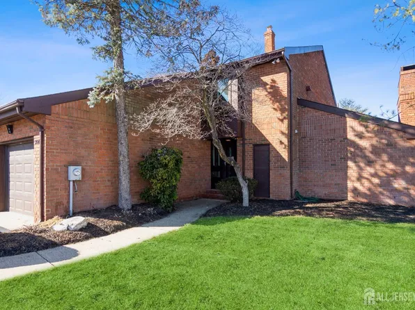 301 Willowbrook Dr, North Brunswick, NJ 08902