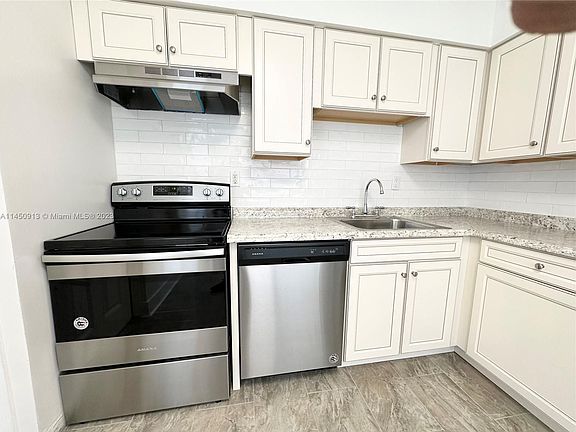 3rd image of 832 NE 10th Ave